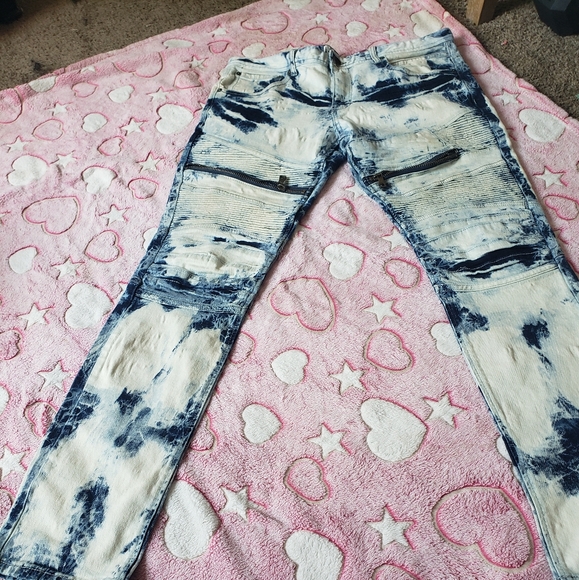 8ighth Distrkt - Picture 3 of 3